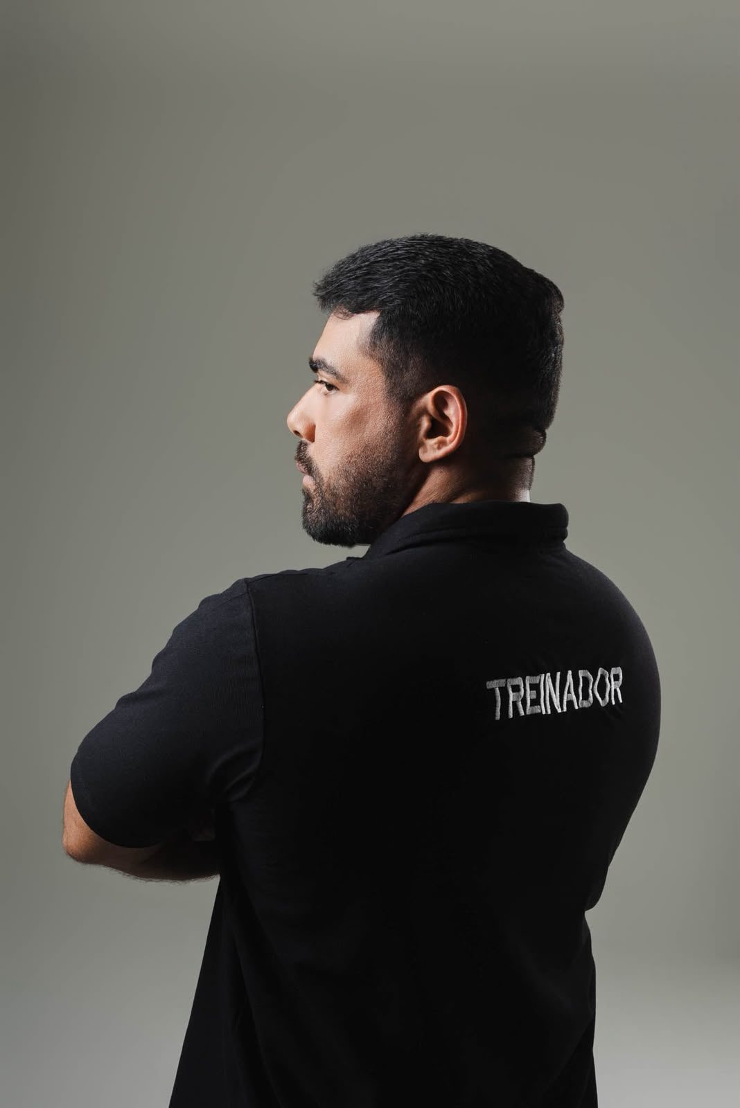 Robson Santos de perfil, com a polo da TEAMRS